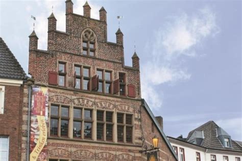 Große teile der fassade, die wände und der dachstuhl und die holzbalkendecken, deren holz nachweislich 1539/1540 geschlagen wurde, blieben. Gotisches Haus - Xanten - Schöne Fleckchen