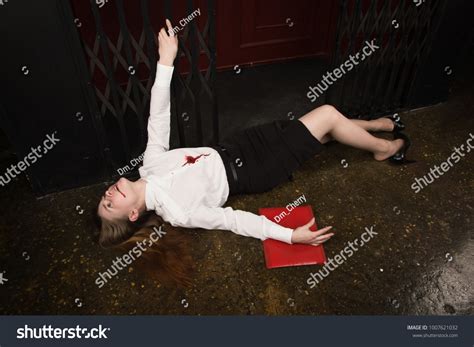 Crime Scene Business Woman Shot Chest Foto Stock 1007621032 Shutterstock