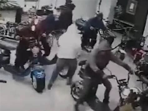 Quadrilha invade loja e rouba motos elétricas em Americana SP veja