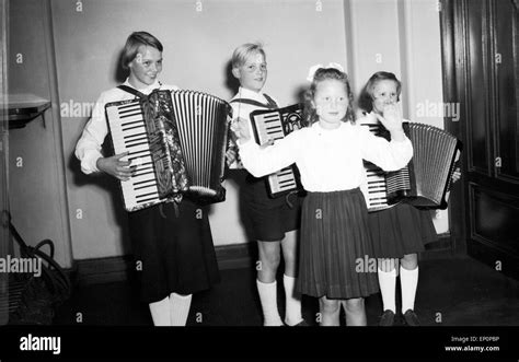 Ein Kleines Mädchen Ein Dirigiert Kinder Akkordeon Trio Hamburgo 1954 Una Niña Realizando Un