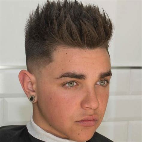 Whether that makes you feel better about sometimes being called chubby just because you have a round face or not, today we'll be focusing in on round faces, and showing you how to. Best Hairstyles For Men With Round Faces (2020 Guide) in ...