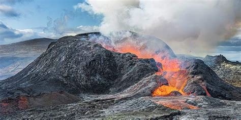 News Iceland 2023 Volcano Halts Aurora Borealis Hunters Aurora