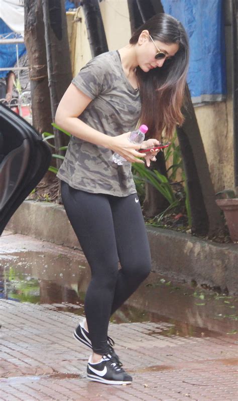 Photo Gallery Kareena Kapoor Khan Goes Camouflage For Gym Outing News Zee News