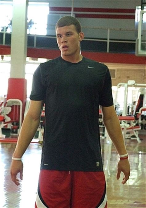 The former clipper weighs about 250lb, i.e., 113 kg, with a spectacular height of 6 feet 9 inches. DraftExpress - Blake Griffin DraftExpress Profile: Stats ...