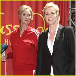 Jane Lynch Sue Sylvester Gets Waxed Glee Jane Lynch Just Jared Celebrity News And Gossip
