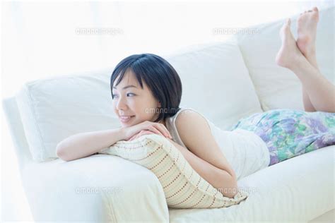 ソファに寝転ぶ女性 10272001925 写真素材ストックフォト画像イラスト素材アマナイメージズ