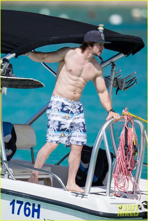 Photo Mark Wahlberg Shows Off Ripped Shirtless Body In Barbados 31