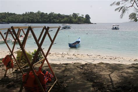Rileks Menikmati Keindahan Surgawi Bawah Laut Di Pantai Iboih
