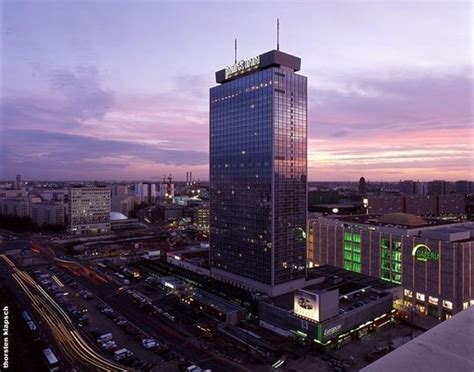 With its 150 meters in height, the building provides 1,012 rooms, making it the leading representative among berlin hotels for more than 40 years. Park Inn by Radisson Berlin Alexanderplatz - Berlin