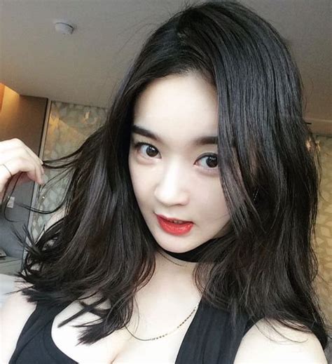 Kang Min Kyung Looks Seductive In Her Latest Selca