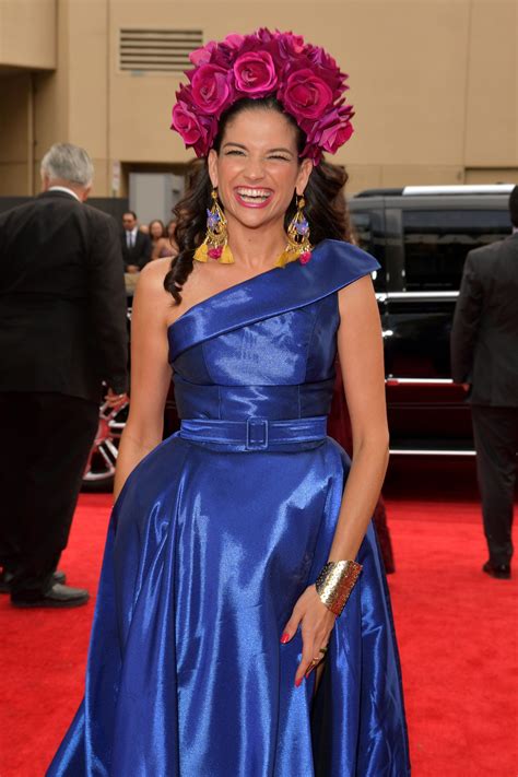 Natalia Jiménez lució un look al estilo Frida Kahlo en los Latin Grammy