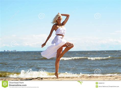 Meisje In Een Witte Kleding Op Het Strand Stock Afbeelding Afbeelding