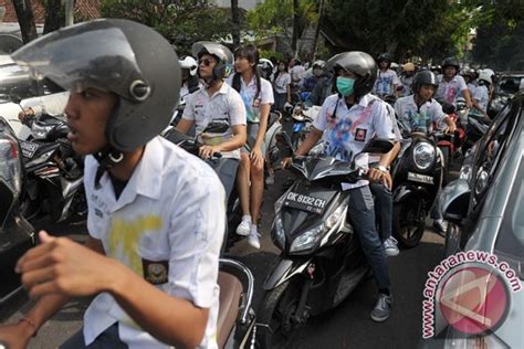 Konvoi Motor Warnai Pengumuman Kelulusan Di Denpasar Antara News