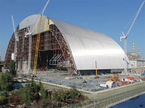 Article de xavier demeersman paru le le sarcophage géant construit à 300 mètres du réacteur 4 de la centrale nucléaire de tchernobyl est. L'arche géante de Tchernobyl est assemblée