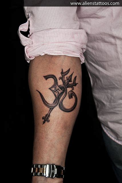 25 Einzigartige Aum Tattoo Ideen Auf Pinterest Ohm Tattoos Sanskrit