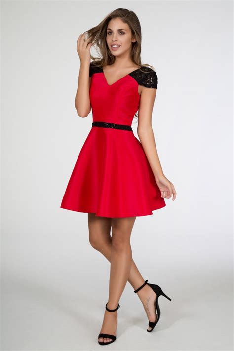Vestido De Fiesta Rojo De Vuelo Con Lentejuelas Negras Y Escote En