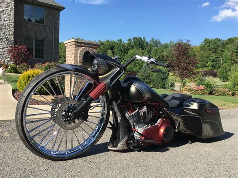 Financing offer available only on new harley‑davidson ® motorcycles financed through eaglemark savings bank (esb) and is subject to credit approval. This 2010 H-D Road King Custom Bagger is an Attention ...