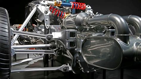 This Is How An F1 Race Cars Suspension Works