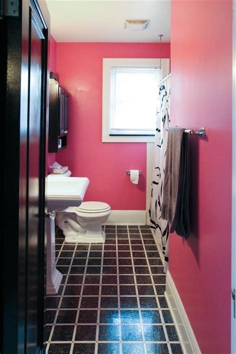This designer bathroom set includes 2 bath rugs: Voir la vie en rose dans la salle de bain ! - Floriane Lemarié
