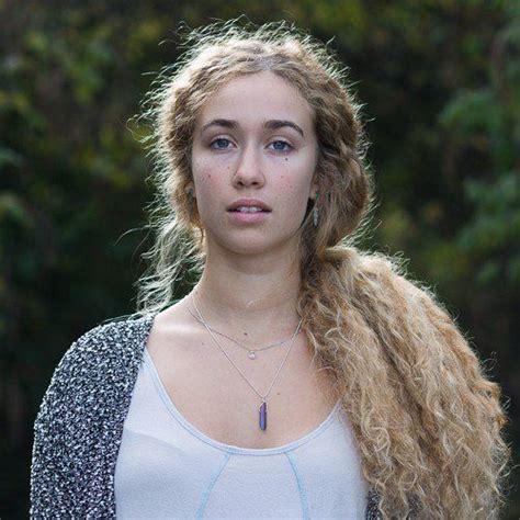 I think her confidence is really what makes her most attractive though and in the photo without makeup she looks every bit as confident as she looks with makeup. 10 Real Women Without Makeup Prove the Importance of ...