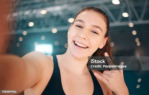 셀카 바위 그리고 피트니스 달리기 건강을 위해 체육관에 있는 소녀의 초상화와 운동 표지판이 있다 행복하고 스포츠하고 사진 손