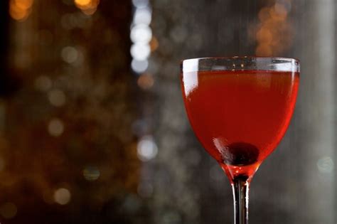 The 7 Essential Cocktails Every Drinker Should Know How To Make Cocktails Alcoholic Drinks