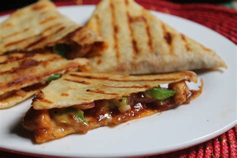 Toasted flour tortillas with melted cheese, apple slices, chicken, and salsa. Chicken Quesadilla Recipe - Chicken & Cheese Quesadilla Recipe - Yummy Tummy