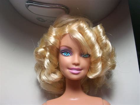 Washing the barbie's hair with shampoo. Crochet for Barbie (the belly button body type): curling ...