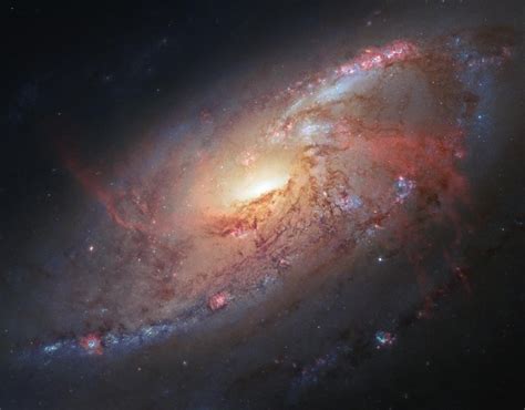 Los brazos espirales parecen surgir del final de la barra mientras en las galaxias espirales parecen surgir del núcleo galáctico. Galaxia Espiral Barrada 2608 - Pero hay muchos más tipos ...