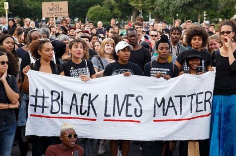 Co founded by @osopepatrisse, @chasinggarza and @opalayo. Black Lives Matter: „Schwarze Menschen haben in diesem ...