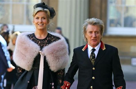 Hampden park test centre does not have pedestrian access and is drive through only. Kein Ruhestand: Rod Stewart wird 75