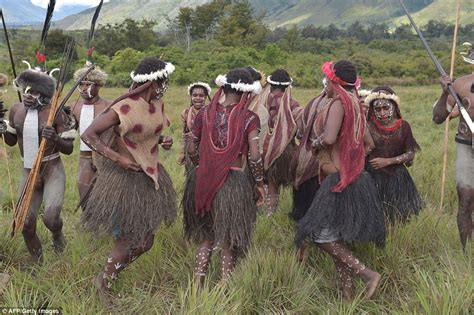 The Celebrations And Traditions Of Indonesia S Rarely Seen Dani Tribe Daily Mail Online