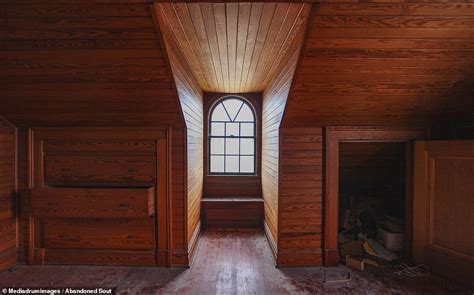 Haunting Pictures Show The Remains Of A Wooden Plantation Home In