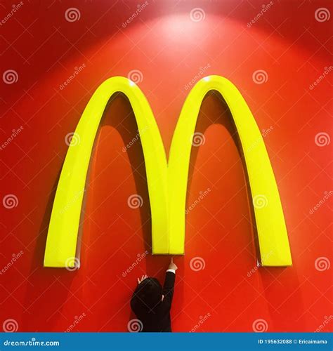 Auckland New Zealand 4 Września 2020 : Młody Chłopiec Wskazujący Palcem