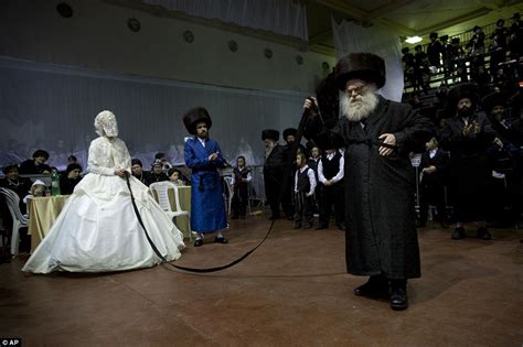 Ultra Orthodox Jewish Wedding In Israel Sees Thousands Of Guests Gather Together Daily Mail Online