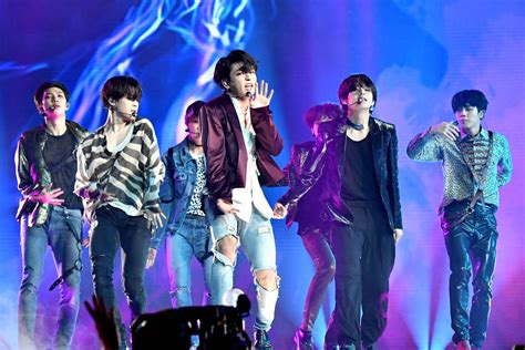 Nos avise pelo email se houver qualquer problema com os links, email btsnewsbrasil18@gmail.com. BTS repeated as top social artist at the Billboard Music Awards