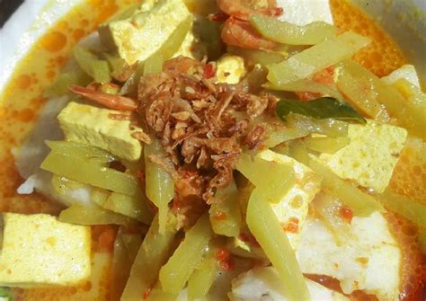 Lontong is an indonesian dish made of compressed rice cake in the form of a cylinder wrapped inside a banana leaf, commonly found in indonesia, malaysia and singapore. Resep Gulai Labu siam lontong sayur betawi oleh Bunda ...