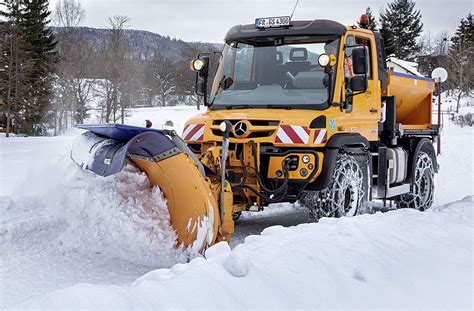 Der Unimog ist auch als Schnee Räumfahrzeug einsetzbar Stuttgarter