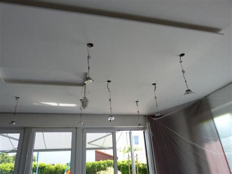 Eine abgehängte decke kommt erst mit einer indirekten beleuchtung richtig zur geltung. LED Einbaustrahler in abgehängter Decke (mit Bildern) | Deckenbeleuchtung, Indirekte ...
