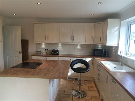 High Gloss Cream Shaker Style. Oak Laminate effect worktop ...