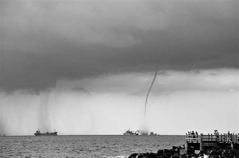 O tornadă a făcut ravagii. Tornado @ South China Sea | I was at Luak Bay, Miri a few ...