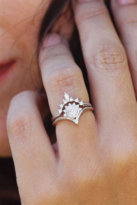 Gorgeous And Dainty Diamond Engagement Rings Set Unique