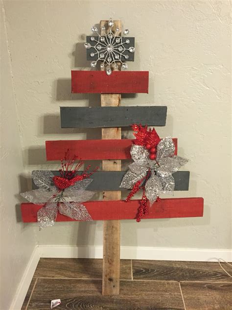 Christmas Tree Made From Pallets Christmas Wreaths Holiday Decor