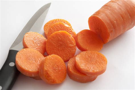 Cut Carrot And Knife Free Stock Image
