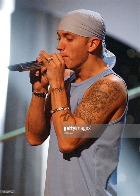 Eminem Performs During Rehearsals At The 2002 Mtv Movie Awards In Los Angeles エミネム メンズファッション 顔