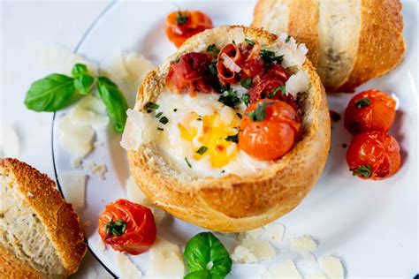 Italiaanse bollen met ei uit de oven