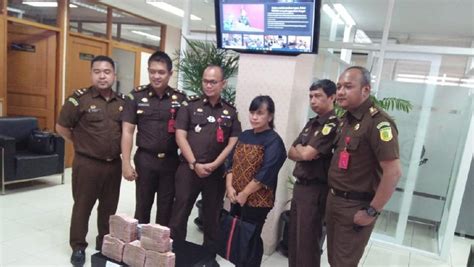 Umpan menangkap udang di sungai, udang sungai,perangkap udang sungai,cara menangkap udang,perangkap udang halo. Kejari Jakbar Terima Uang Pengganti Rp 698 Juta di Kasus ...