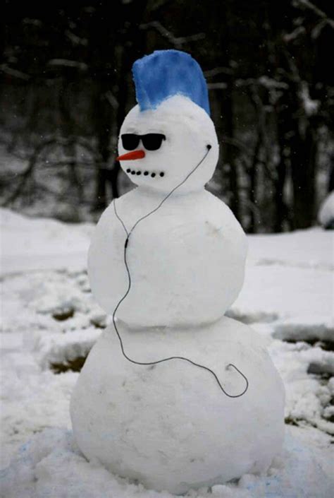 Each year people build snowmen and take pictures of them. 20 Hilarious Snowmen Designs from People Who Decided to ...