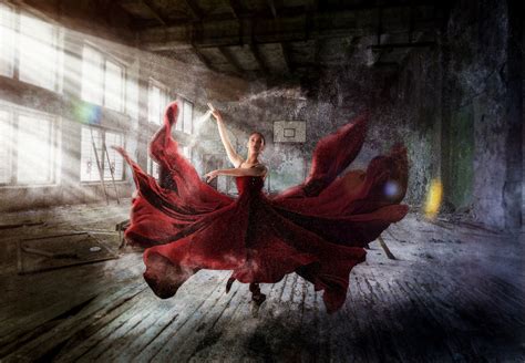 Обои на рабочий стол Девушка в красном платье в танце By Reinhard Loher обои для рабочего