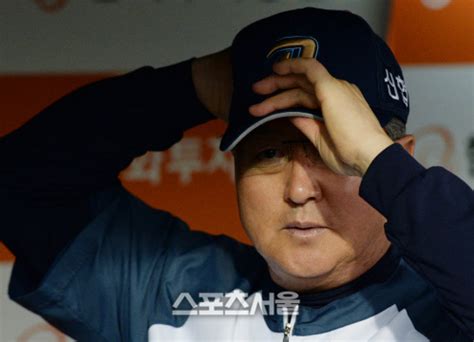 김경문 야구 대표팀 감독이 꺼내든 '깜짝 카드' 이의리(19·kia 타이거즈)가 성인 국가대표 데뷔전에서 특별취재단 = 김경문 감독이 이끄는 야구대표팀이 9회말 김현수(lg 트윈스)의 끝내기 안타에 힘입어. 스포츠서울 - PO 격돌 김경문과 김태형의 닮은 점과 다른 점은?